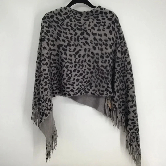 L.I.B. New York Women’s Poncho Shawl Warm Winter Animal Print NWT One Size - Picture 3 of 7